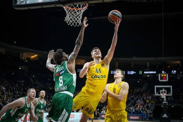 Sport Themen der Woche KW10 Sport Bilder des Tages Basketball Berlin 07.03.2023 Saison 2022 2023 Euroleague Regular Season Alba Berlin - Zalgiris Kaunas Ben Lammers (Alba Berlin, No.44) Kevarrius Hayes (Kaunas, No.8) *** Basketball Berlin 07 03 2023 Euroleague Regular Season 2022 2023 Alba Berlin Zalgiris Kaunas Ben Lammers Alba Berlin, No 44 Kevarrius Hayes Kaunas, No 8