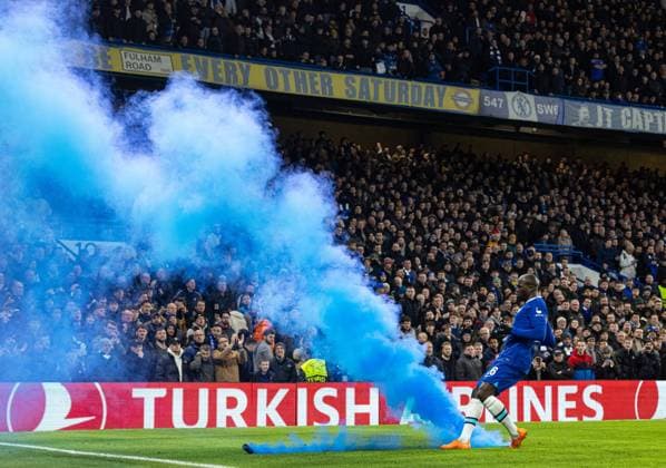 Bilder des Jahres 2023, Sport 03 März Sport Themen der Woche KW10 Sport Bilder des Tages Football - UEFA Champions League - Round of 16 2nd Leg - Chelsea FC v Borussia Dortmund LONDON, ENGLAND - Tuesday, March 7, 2023: Chelsea s Kalidou Koulibaly kicks a blue smoke bomb off the pitch during the UEFA Champions League Round of 16 2nd Leg game between Chelsea FC and Borussia Dortmund at Stamford Bridge. LONDON Stamford Bridge GREATER LONDON ENGLAND  Copyright: xDavidxRawcliffex P2023-03-07-Chelsea_Dortmund-29