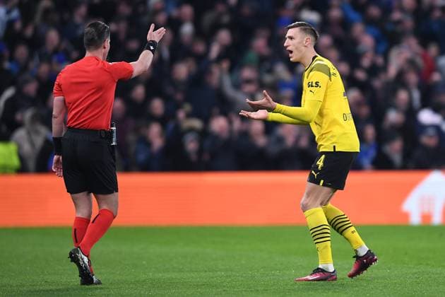 Soccer Champions League Round of 16 Chelsea FC Borussia Dortmund on 07 03 2023 at Stamford Bridge in London Nico Schlotterbeck Dortmund , right complains to referee Danny Makkelie Netherlands , left xHDx