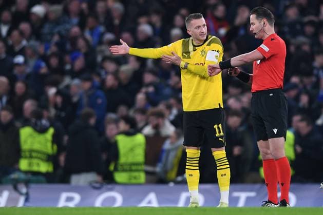 Soccer Champions League Round of 16 Chelsea FC Borussia Dortmund on 07 03 2023 at Stamford Bridge in London Marco Reus Dortmund , left complains to referee Danny Makkelie Netherlands , right xHDx