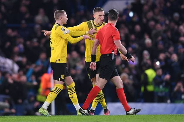 Soccer Champions League Round of 16 Chelsea FC Borussia Dortmund on 07 03 2023 at Stamford Bridge in London Marco Reus Dortmund , left Nico Schlotterbeck Dortmund , center complain to referee Danny Makkelie Netherlands , right xHDx