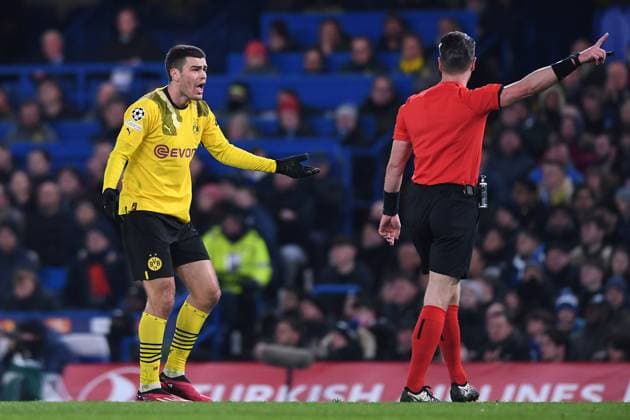 Soccer Champions League Round of 16 Chelsea FC Borussia Dortmund on 07 03 2023 at Stamford Bridge in London Giovanni Reyna Dortmund , left complains to referee Danny Makkelie Netherlands , right xHDx