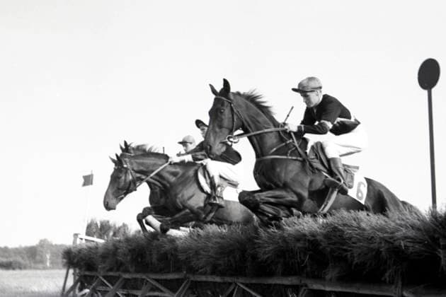 05.08.1956, Hoppegarten, Bezirk Strausberg, DDR - Pferde und Jockeys springen ueber eine Huerde. Schwarzer Adler mit Klaus Albrecht (links) und Garschak mit Wolfgang Thom. Galopprennbahn Hoppegarten. (Pferde, Jockeys, Schwarzer Adler, Albrecht, Garschak, Thom, Sprung, springen, Hindernis, Hindernisrennen, Huerde, Huerdenrennen, historisch, schwarz-weiss) 560805A034HOPPEGARTEN.JPG *** 05 08 1956, Hoppegarten, district Strausberg, GDR horses and jockeys jump over a hurdle Black Eagle with Klaus Albrecht left and Garschak with Wolfgang Thom racecourse Hoppegarten horses, jockeys, Black Eagle, Albrecht, Garschak, Thom, jump, jump, obstacle, obstacle race, hurdle, hurdle race, historical, black white 560805A034HOPPEGARTEN JPG