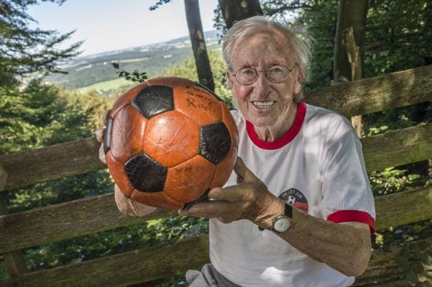 Fußballtrainer Rudi Gutendorf. *** NUR FÜR REDAKTIONELLE ZWECKE *** EDITORIAL USE ONLY ***<p>25.08.2016 Neustadt Wied. Die Trainer-Legende Rudi Gutendorf wir 90.. Ein Besuch in seinem Haus in Manroth.Der Globetrotter in Sachen Fußball denkt gar nicht ans Aufhören. Deutschland NRW Neustadt Wied Copyright: RalfxRottmann *** Football coach Rudi Gutendorf *** only for editorial Purposes *** Editorial Use only *** P 25 08 2016 Neustadt Wied The team manager Legend Rudi Gutendorf We 90 a Visit in his House in Manroth the Globetrotter in Matters Football thinks even not ans stop Germany NRW Neustadt Wied Copyright RalfxRottmann Copyright: RalfxRottmann docnrwhugopicture117227857 ,EDITORIAL USE ONLY