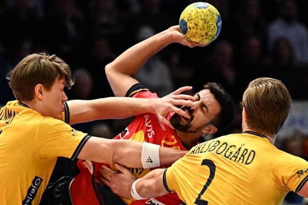 Sport Themen der Woche KW10 Sport Bilder des Tages LINKÖPING 20230308 Spaniens Agustin Casado mot Sveriges Elliot Stenmalm och Jonathan Carlsbogard under onsdagens landskamp i handboll, EHF Euro Cup (omgang 3), mellan Sverige och Spanien i Saab Arena. LINKÖPING SVERIGE x10030x *** LINKÖPING 20230308 Spains Agustin Casado against Swedens Elliot Stenmalm and Jonathan Carlsbogard during Wednesdays international handball match, EHF Euro Cup round 3, between Sweden and Spain in Saab Arena LINKÖPING SWEDEN x10030x,  Copyright: xJonasxEkströmer TTx EHF EURO CUP SVERIGE-SPANIEN