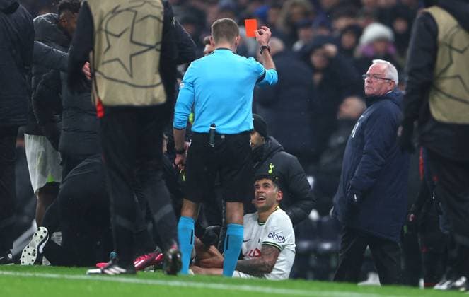 Sport Themen der Woche KW10 Sport Bilder des Tages Mandatory Credit: Photo by Kieran McManus Shutterstock (13794852as) Cristian Romero of Tottenham Hotspur is sent off for a challenge on Théo Hernández of AC Milan Tottenham Hotspur v AC Milan, UEFA Champions League, Round of 16, Second Leg, Football, Tottenham Hotspur Stadium, London, UK - 08 Mar 2023 EDITORIAL USE ONLY No use with unauthorised audio, video, data, fixture lists, club league logos or live services. Online in-match use limited to 120 images, no video emulation. No use in betting, games or single club league player publications. Tottenham Hotspur v AC Milan, UEFA Champions League, Round of 16, Second Leg, Football, Tottenham Hotspur Stadium, London, UK - 08 Mar 2023 EDITORIAL USE ONLY No use with unauthorised audio, video, data, fixture lists, club league logos or live services. Online in-match use limited to 120 images, no video emulation. No use in betting, games or single club league player publications.  Copyright: xKieranxMcManus Shutterstockx 13794852as