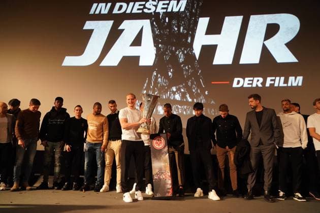 Bilder des Jahres 2023, Sport 03 März Sport Themen der Woche KW10 Sport Bilder des Tages Kapitän Sebastian Rode und die Mannschaft von Eintracht Frankfurt mit dem Europa League Pokal bei der Filmpremiere von In diesem Jahr - Frankfurt 08.03.2023: Filmpremiere In diesem Jahr von Eintracht Frankfurt *** Captain Sebastian Rode and the team of Eintracht Frankfurt with the Europa League trophy at the film premiere of In this year Frankfurt 08 03 2023 film premiere In this year of Eintracht Frankfurt