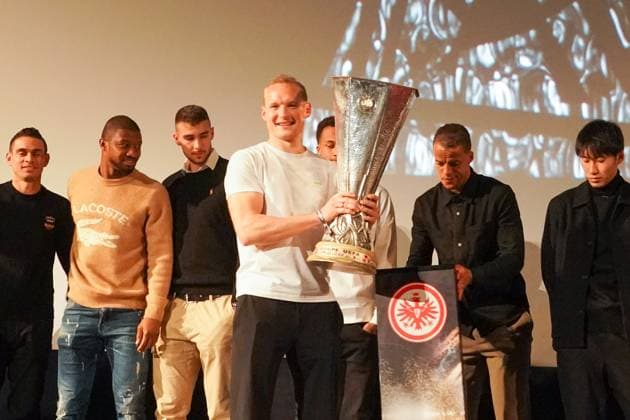 Captain Sebastian Rode and the team of Eintracht Frankfurt with the Europa League trophy at the film premiere of In this year Frankfurt 08 03 2023 film premiere In this year of Eintracht Frankfurt