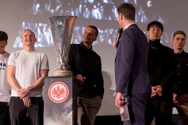 Eintracht Frankfurt film premiere In this year , CineStar Metropolis, Frankfurt, 08 03 2023 Sebastian Rode Eintracht Frankfurt 17 Timothy Chandler Eintracht Frankfurt 22 , looking at the trophy in love, film premiere Eintracht Frankfurt In this year , Frankfurt, CineStar Metropolis, 8 3 2023 Copyright: xBEAUTIFULxSPORTS Gawlikx