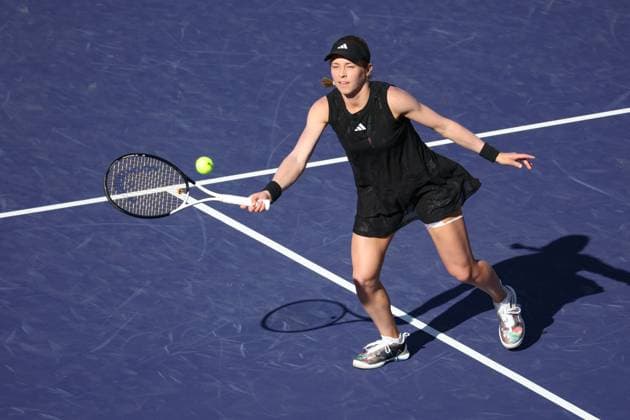 INDIAN WELLS, CA - MARCH 08: Katie Volynets (USA) hits a volley during the BNP Paribas Open on March 8, 2023 at the Indian Wells Tennis Garden in Indian Wells, CA. (Photo by George Walker Icon Sportswire) TENNIS: MAR 08 BNP Paribas Open Icon230308011