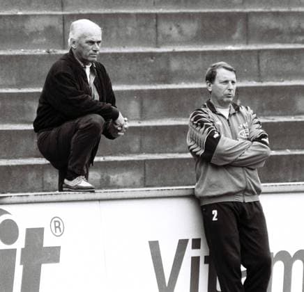 Training 1.FC Köln: Sportdirektor Udo Lattek (l) + Torwarttrainer Rolf Herings (r) *** Training 1 FC Cologne Sports Director Udo Lattek l Goalkeeper Coach Rolf Herings r