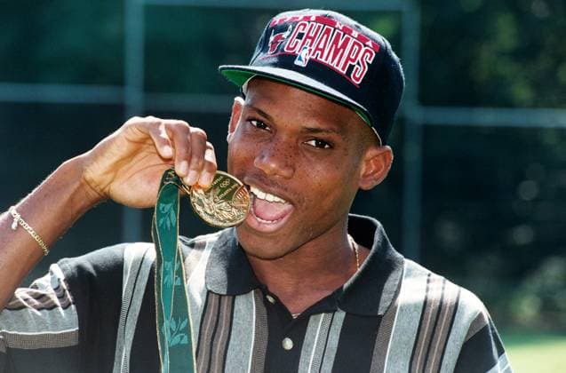 1.FC Köln: Sunday Oliseh mit seiner Goldmedaille von den Olympischen Sommerspielen 1996 in Atlanta *** 1 FC Cologne Sunday Oliseh with his gold medal from the 1996 Summer Olympics in Atlanta