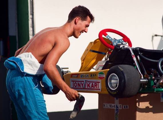 Michael Schumacher bastelt an seinem Cart auf seiner Kartbahn in Kerpen-Manheim *** Michael Schumacher tinkering with his cart at his Kerpen Manheim kart track