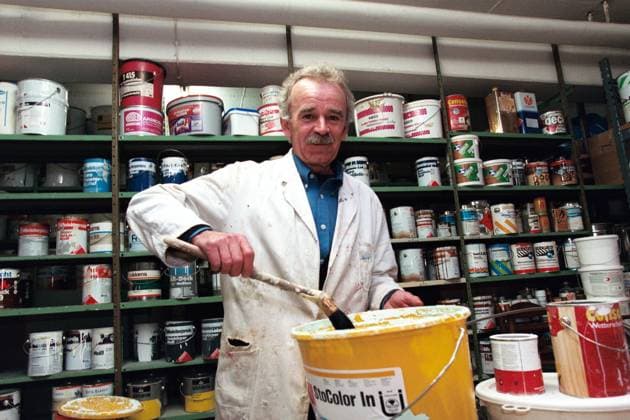 1.FC Köln: Heinz Simmet betreibt nach seiner Karriere einen Malerbetrieb und ist als Maler tätig *** 1 FC Cologne Heinz Simmet runs a painting business after his career and works as a painter