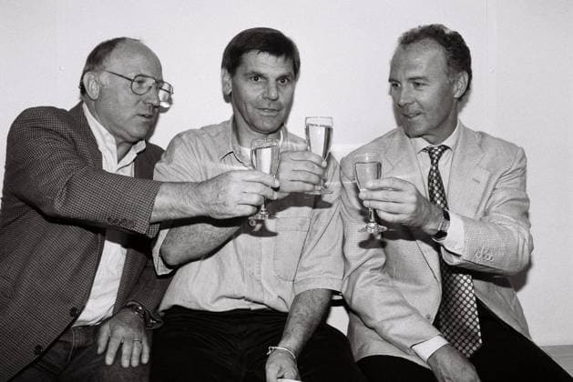 1.FC Köln: nachträgliche Geburtstagsfeier zum 50. Geburtstag von von Wolfgang Weber: Uwe Seeler, Wolfgang Weber, Franz Beckenbauer (vl) *** 1 FC Köln belated 50th birthday party of Wolfgang Weber Uwe Seeler, Wolfgang Weber, Franz Beckenbauer vl