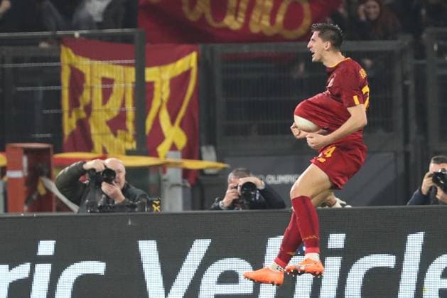 Sport Themen der Woche KW10 Sport Bilder des Tages Rome, Italy 09.03.2023: Marash Kumbulla of Roma score the goal (2-0) and celebrate with the team in the UEFA Europa League round of 16, match between AS Roma vs REAL Sociedad at Olympic Stadium on march 09,2023 in Rome, Italy.  Copyright: xmarcoxiacobuccix xipa-agency.netx xmarcoxiacobuccix 0 IPA_IPA36624365