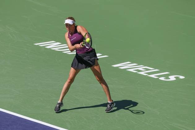 INDIAN WELLS, CA - MARCH 09: Danielle Collins (USA) hits a backhand during the BNP Paribas Open on March 9, 2023 at the Indian Wells Tennis Garden in Indian Wells, CA. (Photo by George Walker Icon Sportswire) TENNIS: MAR 09 BNP Paribas Open Icon23030923