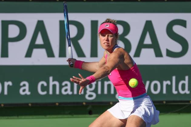 INDIAN WELLS, CA - MARCH 09: Laura Siegemund (GER) hits a forehand during the BNP Paribas Open on March 9, 2023 at the Indian Wells Tennis Garden in Indian Wells, CA. (Photo by George Walker Icon Sportswire) TENNIS: MAR 09 BNP Paribas Open Icon23030985