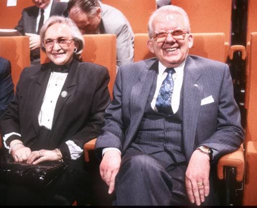 Internationales Adidas - Symposium zur Euro 88, 1988, Europameisterschaft, UEFA 12.01.1988 DFB-Präsident Hermann NEUBERGER mit Ehefrau Irmgard freudlich , lachen , positiv , harmonisch *** International Adidas Symposium for Euro 88, 1988, European Championship, UEFA 12 01 1988 DFB President Hermann NEUBERGER with wife Irmgard joyful , laughing , positive , harmonious HM
