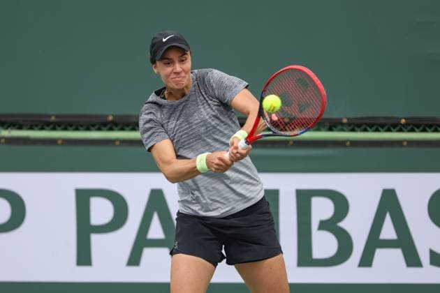 INDIAN WELLS, CA - MARCH 10: Anhelina Kalinina (UKR) hits a backhand during the BNP Paribas Open on March 10, 2023 at the Indian Wells Tennis Garden in Indian Wells, CA. (Photo by George Walker Icon Sportswire) TENNIS: MAR 10 BNP Paribas Open Icon230310011