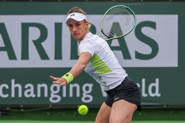 INDIAN WELLS, CA - MARCH 10: Lesia Tsurenko (UKR) hits a forehand during the BNP Paribas Open on March 10, 2023 at the Indian Wells Tennis Garden in Indian Wells, CA. (Photo by George Walker Icon Sportswire) TENNIS: MAR 10 BNP Paribas Open Icon230310025