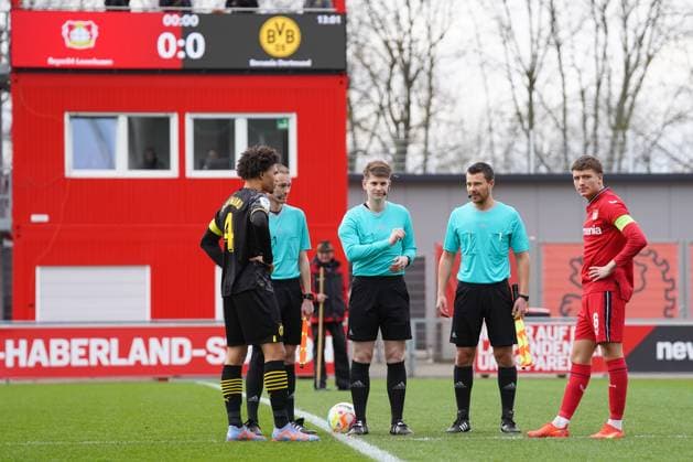 Saturday, 11 03 2023 Season 2022 2023 15 Matchday A Junior Bundesliga at Ulrich Haberland Stadion, Leverkusen, Germany SV Bayer Leverkusen U19 BV Borussia Dortmund U19 Team Captains Side Election