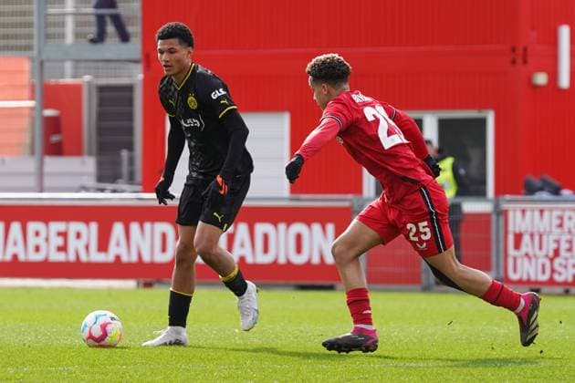 Saturday, 11 03 2023 Season 2022 2023 15 Matchday A Junior Bundesliga at Ulrich Haberland Stadion, Leverkusen, Germany SV Bayer Leverkusen U19 BV Borussia Dortmund U19 Paris Josua Brunner Borussia Dortmund U19 19