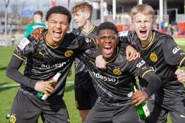 Saturday, 11 03 2023 Season 2022 2023 15 Matchday A Junior Bundesliga at Ulrich Haberland Stadion, Leverkusen, Germany SV Bayer Leverkusen U19 BV Borussia Dortmund U19 Cheering after winning the West German Championship Paris Josua Brunner Borussia Dortmund U19 19 , Bismarck Quayson, Danilo Krevsun