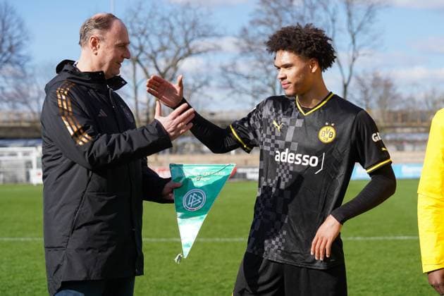 Saturday, 11 03 2023 Season 2022 2023 15 Matchday A Junior Bundesliga at Ulrich Haberland Stadion, Leverkusen, Germany SV Bayer Leverkusen U19 BV Borussia Dortmund U19 Presentation of the pennant for winning the West German Championship Pharrell Nnamdi Collins Borussia Dortmund U19 4