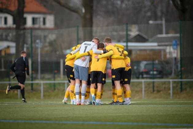 Dynamo in the circle SG Dynamo Dresden U19 1 FC Union Berlin soccer season 2022 2023 Sportpark Ostra Dresden 11 March 2023