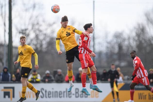 Dresdens Justin Bulang left in the header duel SG Dynamo Dresden U19 1 FC Union Berlin Football season 2022 2023 Sportpark Ostra Dresden 11 March 2023