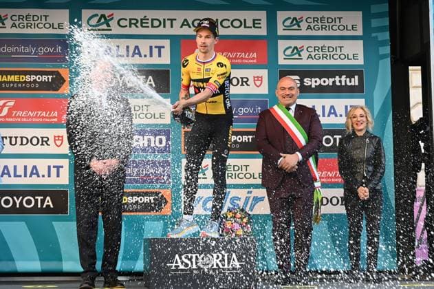 Sport Themen der Woche KW10 Sport Bilder des Tages Awards ceremony Roglic PrimoAÂ¾ 131 (SLO) - JUMBO-VISMA during 6 stage - Osimo Stazione - Osimo, Cycling Tirreno Adriatico in Osimo, Italy, March 11 2023  Copyright: xRobertoxBartomeoli LiveMediax xix xLivexMediax 0 IPA_IPA36661955