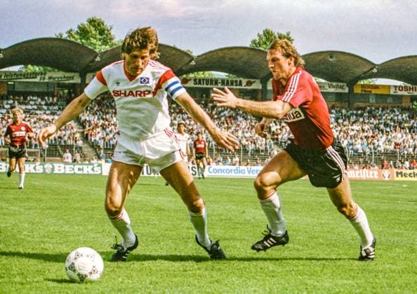 Aus 1. BL. Saison 1988 89 3. Spieltag Hannover 96 - HSV Hamburg 2:3 am 13.08.1988. Im Foto: HSV Kpt. Manfred Kaltz gegen Holger Willmer *** From 1 BL season 1988 89 3 matchday Hannover 96 HSV Hamburg 2 3 on 13 08 1988 In photo HSV Kpt Manfred Kaltz against Holger Willmer
