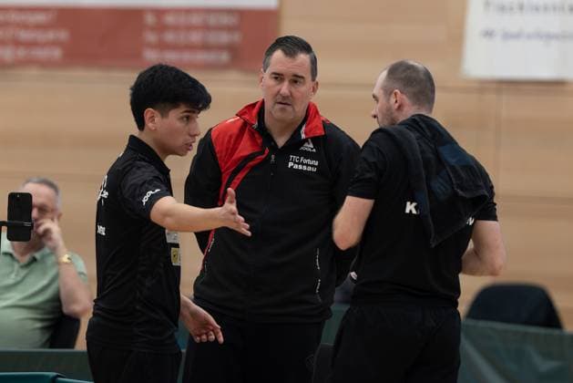v l Gustavo Gomez TTC Fortuna Passau , Coach Martin Schauer TTC Fortuna Passau , Viacheslaw Krivosheev TTC Fortuna Passau Passau Bavaria Germany Table Tennis Men, 2 Bundesliga, Season 2022 2023 on 12 03 2023 in the New Multipurpose Hall TTC Fortuna Passau vs Hertha BSC Berlin