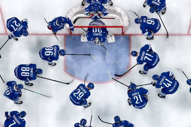 Bilder des Jahres 2023, Sport 03 MÃ¤rz Sport Themen der Woche KW10 RUSSIA, MOSCOW - MARCH 12, 2023: HC Dynamo Moscow s players huddle around goaltender Konstantin Volkov (C) before Leg 6 of their 2022 23 KHL Western Conference quarterfinal playoff tie against HC Torpedo Nizhny Novgorod Region at VTB Arena. Sergei Fadeichev TASS  57831908