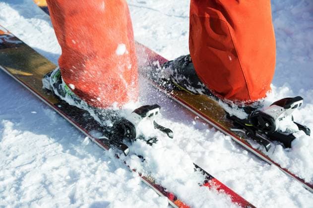 Orange alpine ski boots in a ski mount. One boot is completely fixed on skis, the second is not. Orange alpine ski boots in a ski mount. One boot is completely fixed on skis, the second is not. Close-up. Orange suit (License=RF) 11535915 ,model released, Symbolfoto Copyright: xZoonar.com IanxIankovskiix 11535915 ,model released, Symbolfoto ,property released