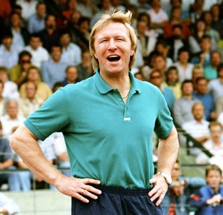 RECORD DATE NOT STATED Aus DFB Pokalspiel 1988 89 1. Runde VfL Wolfsburg - Eintracht Frankfurt 1:1 n.V. am 06.08.1988. Im Foto: Wolfsburg Trainer Horst Hrubesch *** From DFB Cup match 1988 89 1 round VfL Wolfsburg Eintracht Frankfurt 1 1 n V on 06 08 1988 In photo Wolfsburg coach Horst Hrubesch