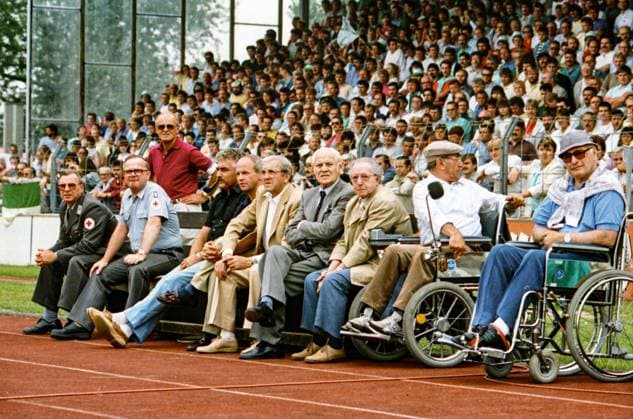 RECORD DATE NOT STATED Aus DFB Pokalspiel 1988 89 1. Runde VfL Wolfsburg - Eintracht Frankfurt 1:1 n.V. am 06.08.1988. Im Foto: Behinderte Rot-Kreuz Bedienstete und einige Rentner am Spielfeldrand *** From DFB Cup match 1988 89 1 round VfL Wolfsburg Eintracht Frankfurt 1 1 n V on 06 08 1988 In the photo disabled Red Cross staff and some pensioners on the sidelines