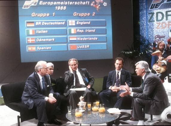 Europameisterschaft 1988 in Deutschland. Auslosung der Endrunde in Düsseldorf 12.02.1988. von links : DFB-Präsident Hermann Neuberger , Trainer Azeglio Vicini (Italien), Franz Beckenbauer und ZDF - Moderator Dieter Kürten vor der Tafel mit den EM - Gruppen *** European Championship 1988 in Germany Draw of the final round in Düsseldorf 12 02 1988 from left DFB president Hermann Neuberger , coach Azeglio Vicini Italy , Franz Beckenbauer and ZDF presenter Dieter Kürten in front of the board with the EM groups HM