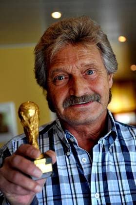 <p>Am dienstag 01.06.2010 erinnert sich der Fußballweltmeister von 1974 Dieter Herzog in seinem Haus in Oberhausen an die guten alten Zeiten in Oberhausen Deutschland NRW Oberhausen Copyright: WALLHORN,xGerd