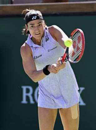 INDIAN WELLS, CA - MARCH 13: Caroline Garcia of France returns the ball during a tennis match at the BNP Paribas Open played on March 13, 2023 at the Indian Wells Tennis Garden in Indian Wells, CA. (Photo by John Cordes Icon Sportswire) TENNIS: MAR 13 BNP Paribas Open Icon506230313018