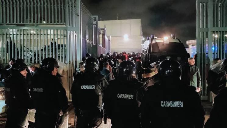 Sport Bilder des Tages Italy: Eintracht Frankfurt supporters in naples Hundreds Eintracht Frankfurt fans at Naples central train station escorted by police supporters_Eintracht_Frankfurt_0005.JPEG Copyright: xAntonioxBalascox