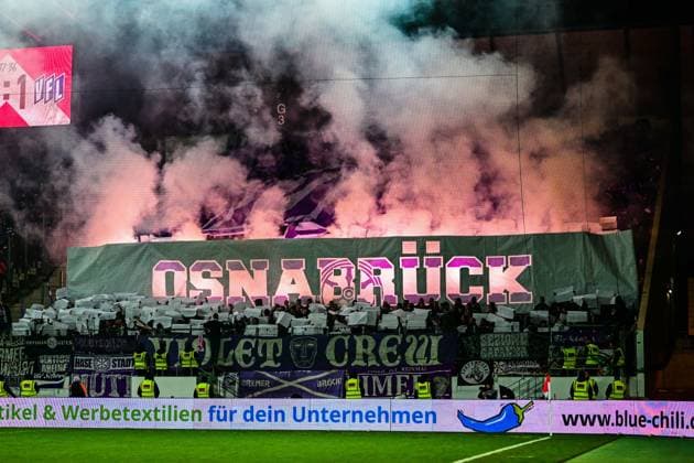 Sport Themen der Woche KW11 Sport Bilder des Tages Choreografien Choreo mit Pyro Pyrotechnik im Osnabruecker Fanblock, Rot-Weiss Essen vs. VfL Osnabrueck, Fussball, 3. Liga, 27. Spieltag, 14.03.2023 DFB regulations prohibit any use of photographs as image sequences and or quasi-video *** Choreographies Choreo with pyro Pyrotechnics in Osnabruecker Fanblock, Rot Weiss Essen vs VfL Osnabrueck, Football, 3 Liga, 27 Spieltag, 14 03 2023 DFB regulations prohibit any use of photographs as image sequences and or quasi video Copyright: xkolbert-press MarcxNiemeyerx