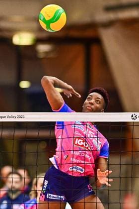 CEV CL 1 4 Allianz MTV Stuttgart Igor Gorgonzola Novara CEV, Champions League, Quarterfinals, Volleyball, Women, Season 2022 23, Allianz MTV Stuttgart in Blue , vs Igor Gorgonzola Novara Italy, Pink , Julia Ituma, Copyright: xBEAUTIFULxSPORTS TomxBlochx