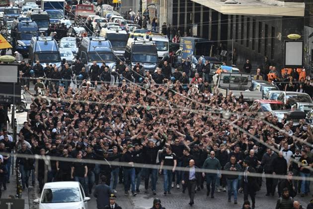March 15, 2023, NAPLES: Eintracht Frankfurt s supporters walk in Naples town center monitored by Italian police, 15 March 2023. ANSA CIRO FUSCO SSC Napoli-Eintracht Frankfurt  - ZUMAa110 20230315_zaf_a110_006 Copyright: xCiroxFuscox