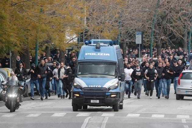 Italian police follow Eintracht Frankfurt fans walking through the streets of the city of Naples before the UEFA Champions League round of 16 return match between SSC Napoli and Eintracht Frankfurt.  Copyright: xSalvatorexLaporta KONTROLABx xipx xKontrolabx 0239327632st