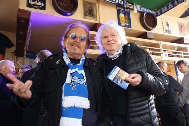 Bilder des Jahres 2023, Sport 03 März Sport Themen der Woche KW11 DEU, 30 Jahre Hymne von Hertha BSC, 15.03.2023, Neuköllner Kneipe, Berlin, DEU, 30 Jahre Hymne von Hertha BSC, im Bild Buchvorstellung -Nur nach Hause gehen wir nicht von Michael Jahn, Frank Zander und und Songschreiber Hanno Bruhn DFL - regulations prohibit any use of Photographs as image sequences and or quasi-video Foto: Juergen Engler nordphoto GmbH *** DEU, 30 years anthem of Hertha BSC, 15 03 2023, Neuköllner pub, Berlin, DEU, 30 years anthem of Hertha BSC, in the picture book presentation Nur nach Hause gehen wir nicht by Michael Jahn, Frank Zander and and songwriter Hanno Bruhn DFL regulations prohibit any use of Photographs as image sequences and or quasi video Foto Juergen Engler nordphoto GmbH nordphotoxGmbHx xEngler nph00076