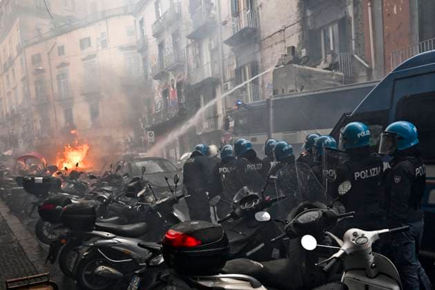 Bilder des Jahres 2023, Sport 03 März Sport Themen der Woche KW11 Sport Bilder des Tages March 15, 2023, NAPLES: Police car set on fire during clashes with Eintracht Frankfurt s supporters in Naples, Italy, 15 March 2023. Napoli™s and Eintracht Frankfurt will play the UEFA Champions League round of 16 second leg soccer match at the Diego Armando Maradona stadium in Naples..ANSA CIRO FUSCO Napoli-Eintracht: a police car set on fire  - ZUMAa110 0239343861st Copyright: xCiroxFuscox
