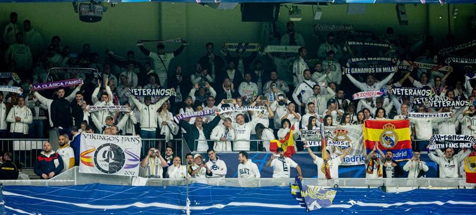 Football - UEFA Champions League - Round of 16 2nd Leg - Real Madrid CF v Liverpool FC MADRID, SPAIN - Wednesday, March 15, 2023: Real Madrid supporters sing You ll Never Walk Alone after the UEFA Champions League Round of 16 2nd Leg game between Real Madrid CF and Liverpool FC at the Estadio Santiago BernabÃ u. Madrid won 1-0 (6-2 on aggregate). MADRID Estadio Santiago BernabÃ u COMMUNITY OF MADRID SPAIN  Copyright: xDavidxRawcliffex P2023-03-15-Real_Madrid_Liverpool-114