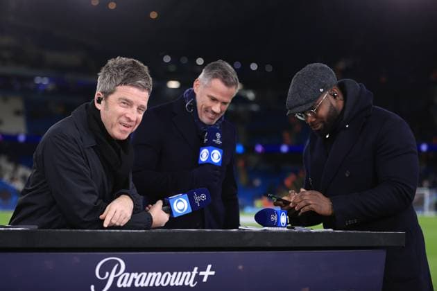 Fußball UEFA-Champions-League-Achtelfinale Manchester City gegen RB Leipzig 14. März 2023 UEFA-Champions-League-Achtelfinale Manchester City gegen RB Leipzig Musiker Noel Gallagher (l.) steht neben Jamie Carragher (c.) und Micah Richards (r.) bei ihrer Arbeit für CBS Sports in Zusammenarbeit mit Paramount TV Foto Simon Stacpoole Offside Manchester UK  Copyright: xSimonxStacpoolexOffside